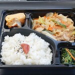 かるっと - [日替わり弁当] 肉野菜塩こうじ炒め弁当 (税込)750円→700円 ※角度を変えて (2025.09.05)