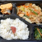 かるっと - [日替わり弁当] 肉野菜塩こうじ炒め弁当 (税込)750円→700円 ※開封後 (2025.09.05)