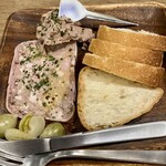 工 - パテとムース、バゲットで盛り合わせ