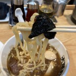 大勝軒 - つけ汁に染みた海苔と一緒に