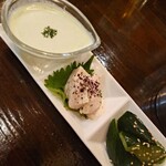 焼鳥鳥鳥 - お通し（冷やし枝豆スープ、ささみ、胡瓜）