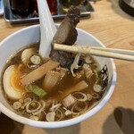 大勝軒 中野 - ゴロッとしたチャーシューが入っています。