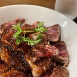クロノ - ステーキ丼を雑穀米で…外国産牛さんを使ってるとお聞きしました。