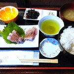 たか丸食堂 - 小皿刺定食(1000円)と生卵(100円)。
