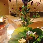 銀座 しのはら - 竜胆が可憐に彩る八寸　友人が一発でしのはらさんと見抜く唯一無二の演出