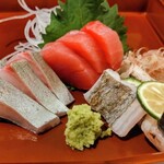 瀧さわ家 多賀城店 - お造り３点盛り  しまあじ、まぐろ、太刀魚炙り