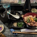 やきとり悠 - 焼き鳥丼990円と、鳥ガラスープ250円。薬味を添えてもらってひつまぶし風に食べるのがサイッコーなの。