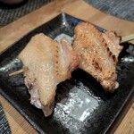 やきとり悠 - 手羽。皮のあぶらでカラリと焼いています。ジューシーでパリパリ。