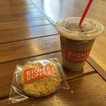 エイト コーヒー - ラテアイスレギュラー 420円、オートミールクッキー 220円