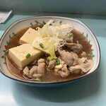 じんで  - 先ずはビールと肉どうふで一杯。出汁うまい