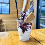 甑フルーツ園 - ソフトクリーム　 濃厚ミルク　ブルーベリーソース　480円