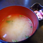 Dommu Su - 味噌汁と漬物