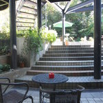 カフェ ブリッジ - 店内から見たテラス席