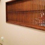 仁倉総本店 - 個室は格子の窓。