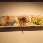 ランチセットの生春巻き、揚げ春巻き、黄巻紙…じゃなくてサラダ。