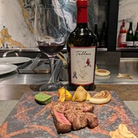 大阪鉄板焼き 神戸牛 TATARA - 赤身とサシのバランスがとても良い白鷺牛100gと新鮮な焼き野菜とコンニャク。