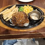 ロイヤルホスト - 黒✕黒ハンバーグに、ガーリッククリームソースをかけた様子です。