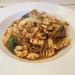 アマルフィイ カフェ - ラムラグーと揚げなすのトマトソース ショートパスタ
