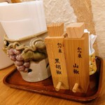 かつ泉 - テーブル調味料