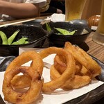 290円酒場 精肉屋 - 一口齧ると、玉ねぎがにゅん、って出てくるよね