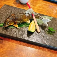 紗羅餐 本店 - よく太った鮎でした。これで並サイズです。この成長具合や体系から、この辺りの鮎じゃないですね。四国や九州などから仕入れたのかなと思われました。