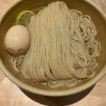 迂直 - 鰹昆布出汁に浸かり纏った美しい麺線！