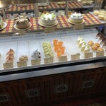 オークウッド - お隣のケーキ屋さんのショーケースの一部