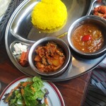 インド食堂 ふたば - Bセットはカレー5種の中から2つ、ナンとライスから選ぶ