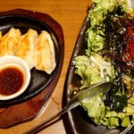 三陸の恵みを食す 石巻酒場 団欒 - 焼餃子、チョレギサラダ