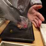 鳥カミ - もも肉の焼鳥を皿の上でバターと炭で香り良く焼く