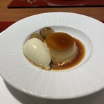 ラトリエ ド ルキャン - プリンに添えられた焼き茄子のアイスクリーム