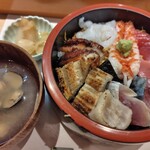 なだや - ご飯の上には海苔、干ぴょう、錦糸卵♪しじみ汁♪中トロを最後に食べました♪