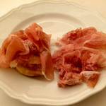 サルーミミスティ 
          1.日本 プロシュート ペルシュウ
          2.(左)パルマ36カ月熟成 プロシュート ディ パルマ