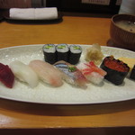 よろい寿司 - 小盛り寿司ランチ（８８０円）お味噌汁は、海老の頭入り。