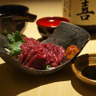 He is well-versed in the alcohol and ingredients of Aizu, Fukushima Prefecture, and his horse sashimi delivered directly from Aizu is exquisite.