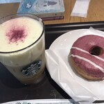 スターバックスコーヒー - 料理写真:「ほうじ茶香る 燒き芋ムース」（店内にてグラス、640圓）
「ブルーベリークリームチーズドーナツ」（310圓）。