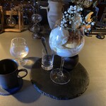 令和喫茶ZIZZ - 料理写真:今日いただいのは、ロッソコーヒーとアフォガート・パフェで計1700円。お冷のグラスがワイングラスなのも小洒落てます。