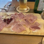 カルドンチェッロ - 生ハム、サラミ、パルミジャーノの三種盛り