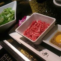 游玄亭 西麻布本館 - ユッケに、奥が叙々苑サラダ