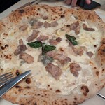 アンティーカ・ピッツェリア・ダ・ミケーレ - ゴルゴンゾーラとベーコンの塩味が効いていてお酒に合いますね。