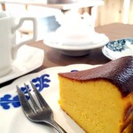 灯菓舎 - 料理写真:ハンドドリップ珈琲(￥530)、カボチャのバスクチーズケーキ(￥480)、朝焼きカヌレ(￥380)