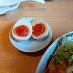 彩蓮 - 「暑い中、お疲れ様です」とサービスで頂いた煮卵