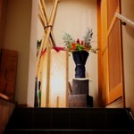 いざかや しん - 落ち着いた雰囲気のお店の玄関先です(o^^o)