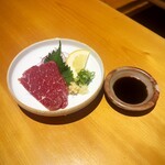 いざかや しん - 馬刺しはサシの少ない赤身をリクエストしました(o^^o)