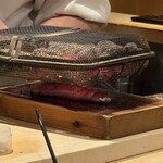 海味 - 炭火で炙られるノドグロ