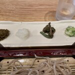 しんばし - 薬味、左手が「からいすけ」