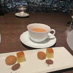 ザ　ジュエルズ - ハーブティーと小菓子