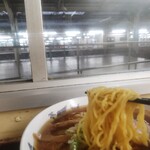駅そば そば・うどん八起家 西口店 - 高崎線入線前の麺越しホーム
