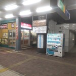 駅そば そば・うどん八起家 - いつもの撮影アングル。ただし、夜。