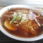駅そば そば・うどん八起家 - ラーメン大盛りネギを乗せて